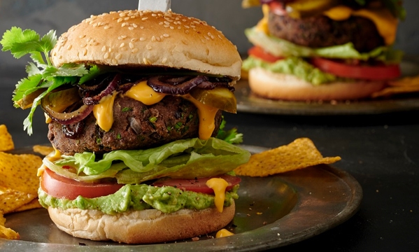 Burger van zwarte bonen met cheddar en guacamole 