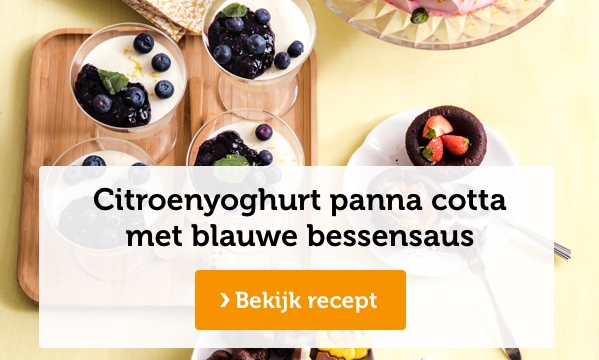 Citroenyoghurt panna cotta met blauwe bessensaus | Bekijk recept