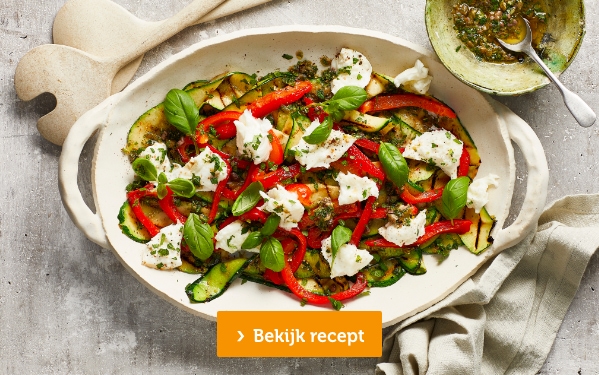 Courgettesalade met gepofte paprika en mozzarella | Bekijk recept