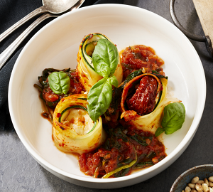 Ovenschotel van rolletjes lasagnevellen, courgette en mozzarella met gedroogde tomaatjes