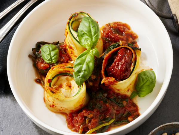 Ovenschotel van rolletjes lasagnevellen, courgette en mozzarella met gedroogde tomaatjes