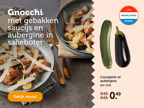 Gnocchi met gebakken saucijs en aubergine in salieboter. Bekijk recept.