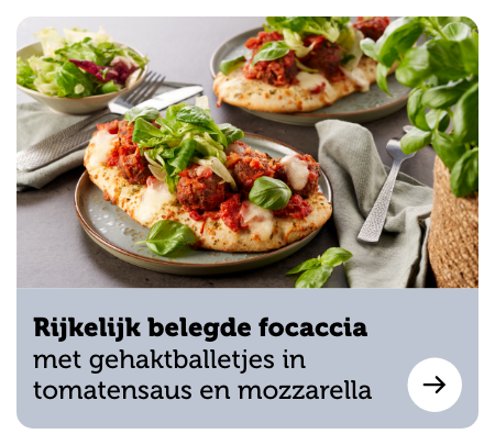 Rijkelijk belegde focaccia met gehakt-balletjes in tomaten-saus en mozzarella. Bekijk recept.