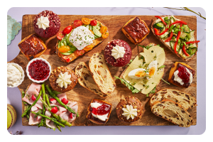 Brunchplank met broodjes en zoete hapjes