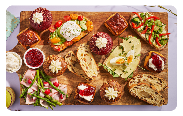 Brunchplank met broodjes en zoete hapjes