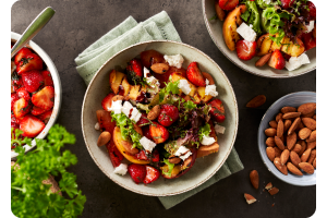 Salade van gegrilde watermeloen en aardbeien