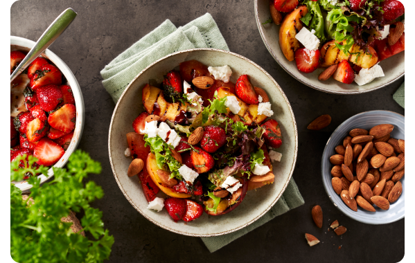 Salade van gegrilde watermeloen en aardbeien