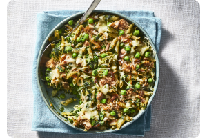 Aardappelschotel met sperzieboontjes en braadworst