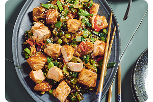 Wokschotel met zalm en honing-sojasaus