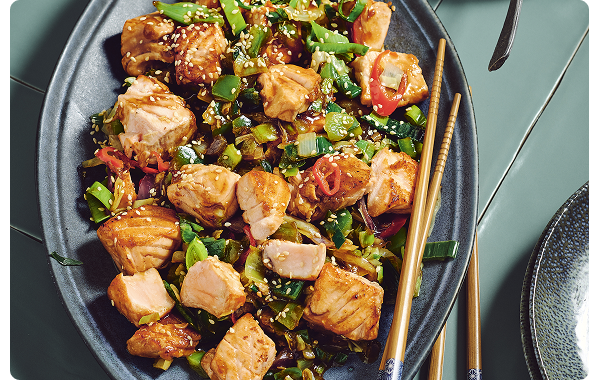 Wokschotel met zalm en honing-sojasaus