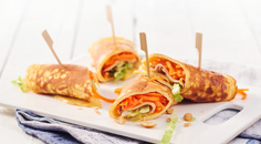 Omeletwrap met kip en wortelspaghetti Omeletwrap met kip en wortelspaghetti