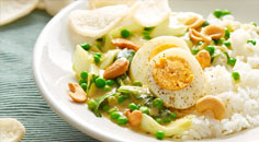 Thaise curry met ei, paksoi, cashewnoten en rijst Thaise curry met ei, paksoi, cashewnoten en rijst