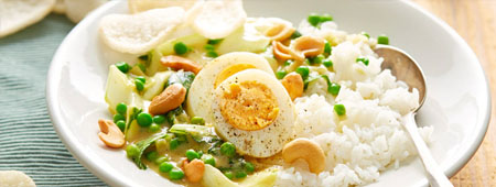 Thaise curry met ei, paksoi, cashewnoten en rijst