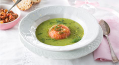 Romige soep met gerookte zalm tartaar Romige soep met gerookte zalm tartaar