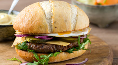 Hamburger speciaal met spiegelei Hamburger speciaal met spiegelei