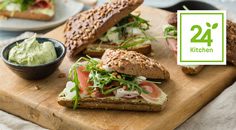 Broodje pesto, pijnboompitten en parmaham Broodje pesto, pijnboompitten en parmaham