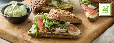 Broodje pesto, pijnboompitten en parmaham