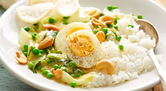 Thaise curry met ei, paksoi, cashewnoten en rijst Thaise curry met ei, paksoi, cashewnoten en rijst