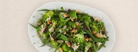Groene groentesalade van haricots verts, broccoli en tuinkers