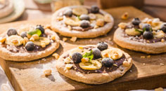 Mini chocoladepasta pizza's met banaan en blauwe bessen