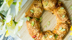 Croissant-tulband met spek en ei
