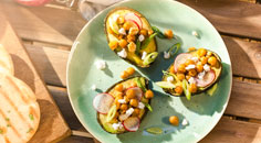Gegrilde avocado's met kikkererwten Gegrilde avocado's met kikkererwten