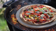 Knapperige BBQ pizza met paprika, gorgonzola, olijven en cherry tomaatjes