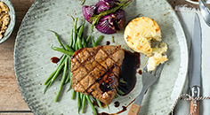Gegrilde biefstuk met balsamicosaus en gepofte ui Gegrilde biefstuk met balsamicosaus en gepofte ui