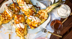Gegrilde ananas met vanille-mascarpone en gezouten karamelsaus