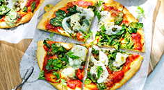 Pizza met bloemkoolbodem en drie soorten kaas
