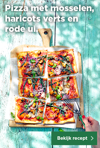 PIZZA MET MOSSELEN, HARICOTS VERTS EN RODE UI