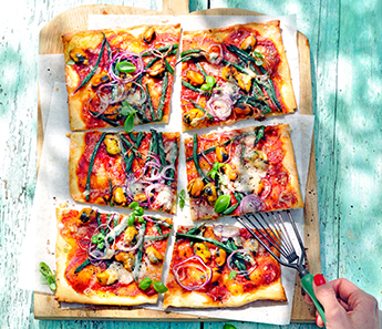 PIZZA MET MOSSELEN, HARICOTS VERTS EN RODE UI