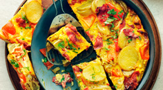 Spaanse aardappeltortilla met tomatensalade