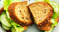 Pindakaas-komkommer sandwich