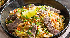 Thaise pad thai met witlof en biefstuk