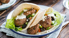 Gyrosbroodjes met frisse salade, yoghurtdressing en feta