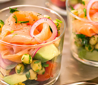 Salade van gerookte noorse zalm met avocado | Bekijk recept