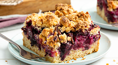 Blauwe bessen crumbletaart met noten