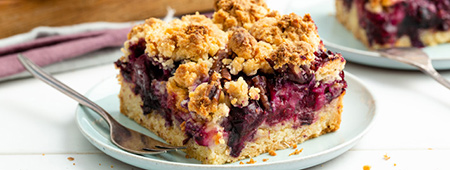 Blauwe bessen crumbletaart met noten
