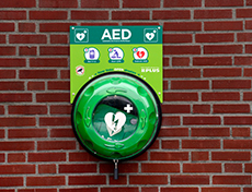 Alle PLUS supermarkten stellen AED 24/7 beschikbaar aan buurtbewoners Alle PLUS supermarkten stellen AED 24/7 beschikbaar aan buurtbewoners