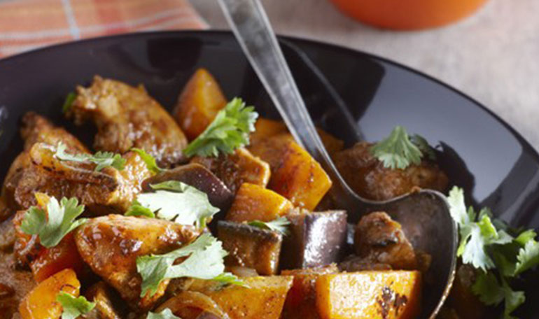Roergebakken kipfilet met pompoen en aubergine | Bekijk recept