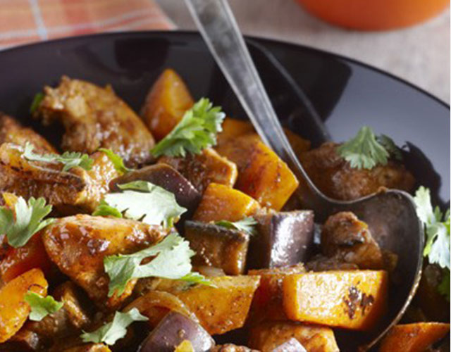 Roergebakken kipfilet met pompoen en aubergine | Bekijk recept
