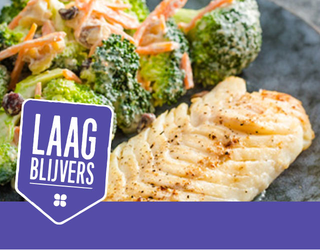 Lunchsalade met broccoli, paprika, kabeljauw en rozijntjes | Bekijk recept