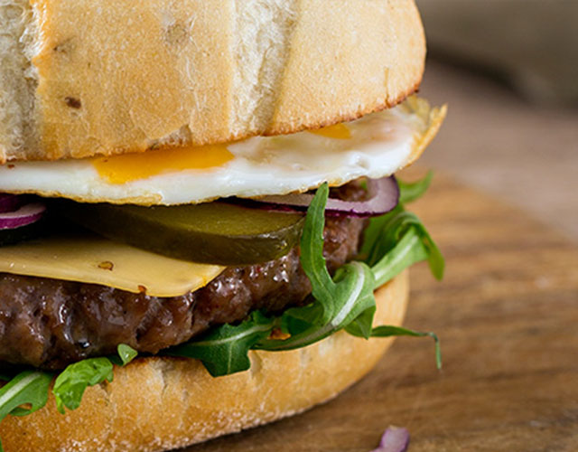 Hamburger speciaal met spiegelei | Bekijk recept