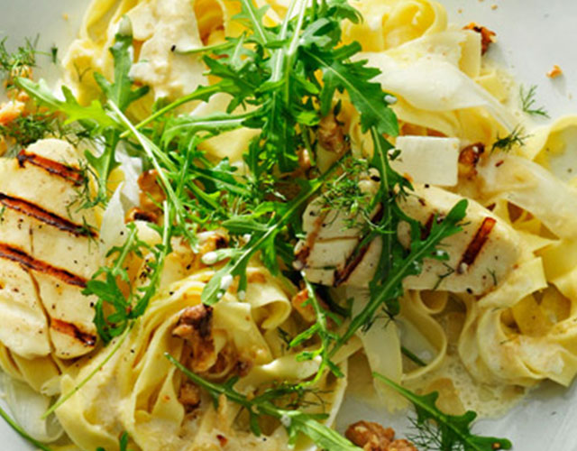 Aspergepasta met gegrilde halloumi | Naar recept