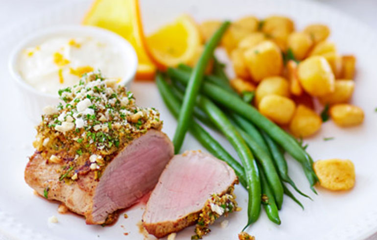 Varkenshaas met hazelnoot-peterseliekorst met mayonaise | Naar recept