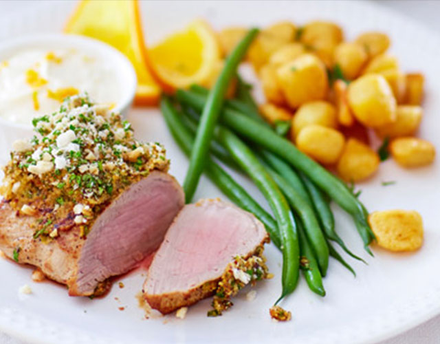 Varkenshaas met hazelnoot-peterseliekorst met mayonaise | Naar recept