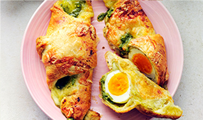 Croissant met ei en pesto | Bekijk recept