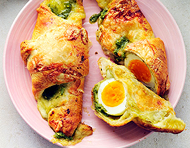 Croissant met ei en pesto | Bekijk recept
