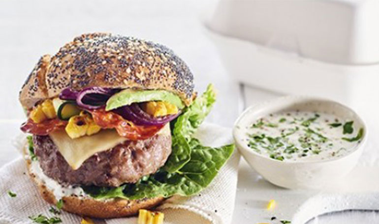 Hamburgers met avocado, chorizo en oude kaas | Naar recept